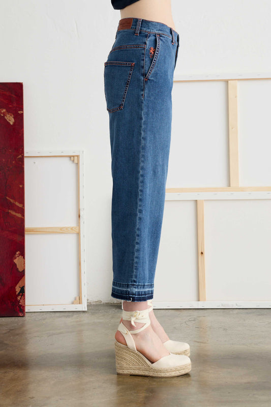 Wide-Leg Jeans with Frayed Hems - Side